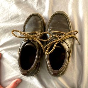 Brown kohl’s kids dress shoes size 13.